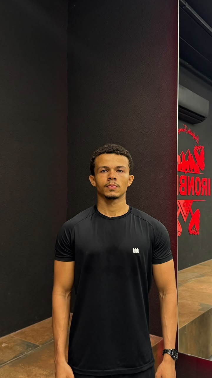 João Emanuel, personal trainer, na academia